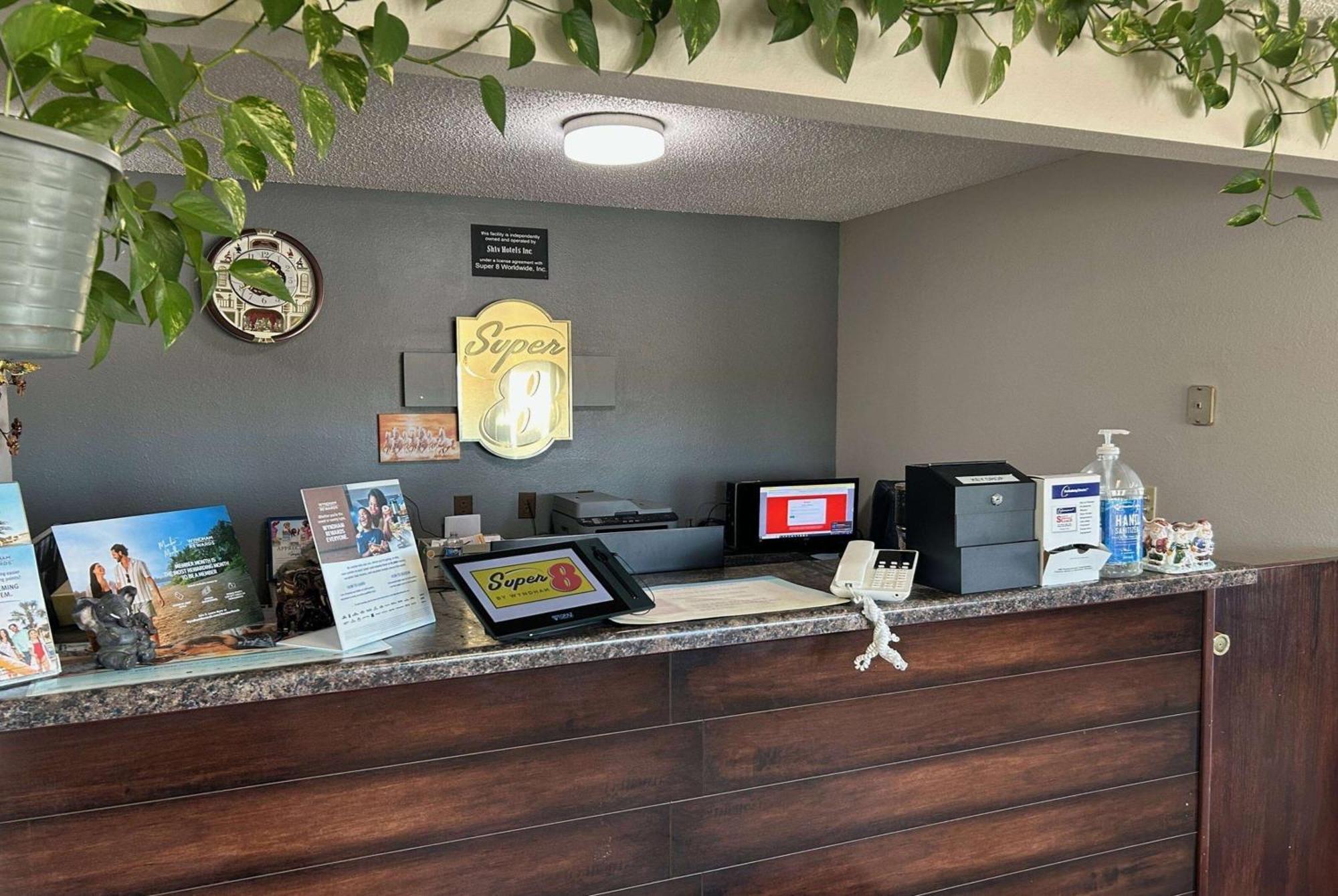Super 8 By Wyndham Perry Ia Hotel Exterior photo